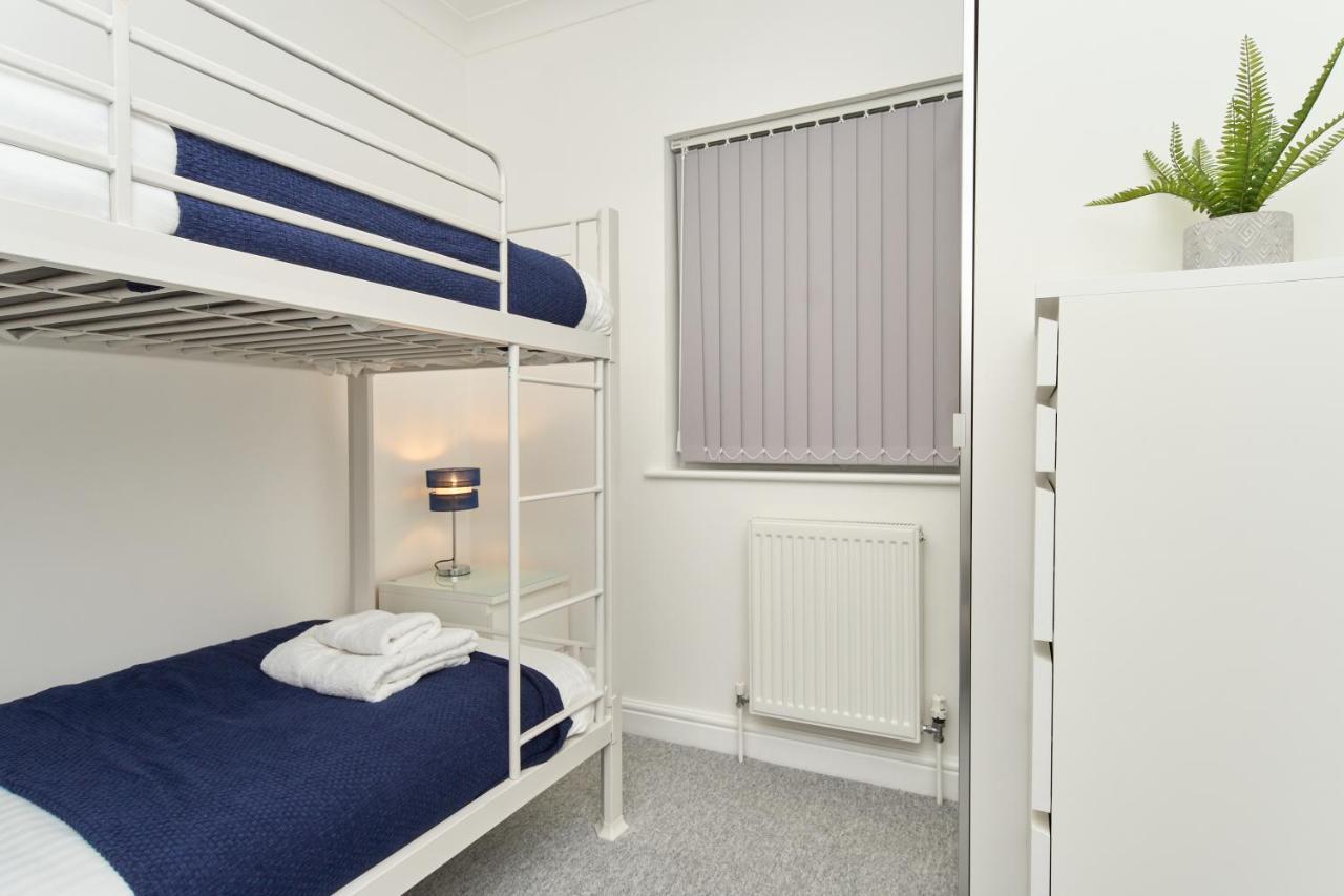 Beautiful 3 Bed Apartment In Bonchurch - Nr Ventnor - Large Outside Terrace & Parking - Dog Friendly - The Perfect Choice For Couples, Friends, Families - 5 Mins To Beach Buitenkant foto
