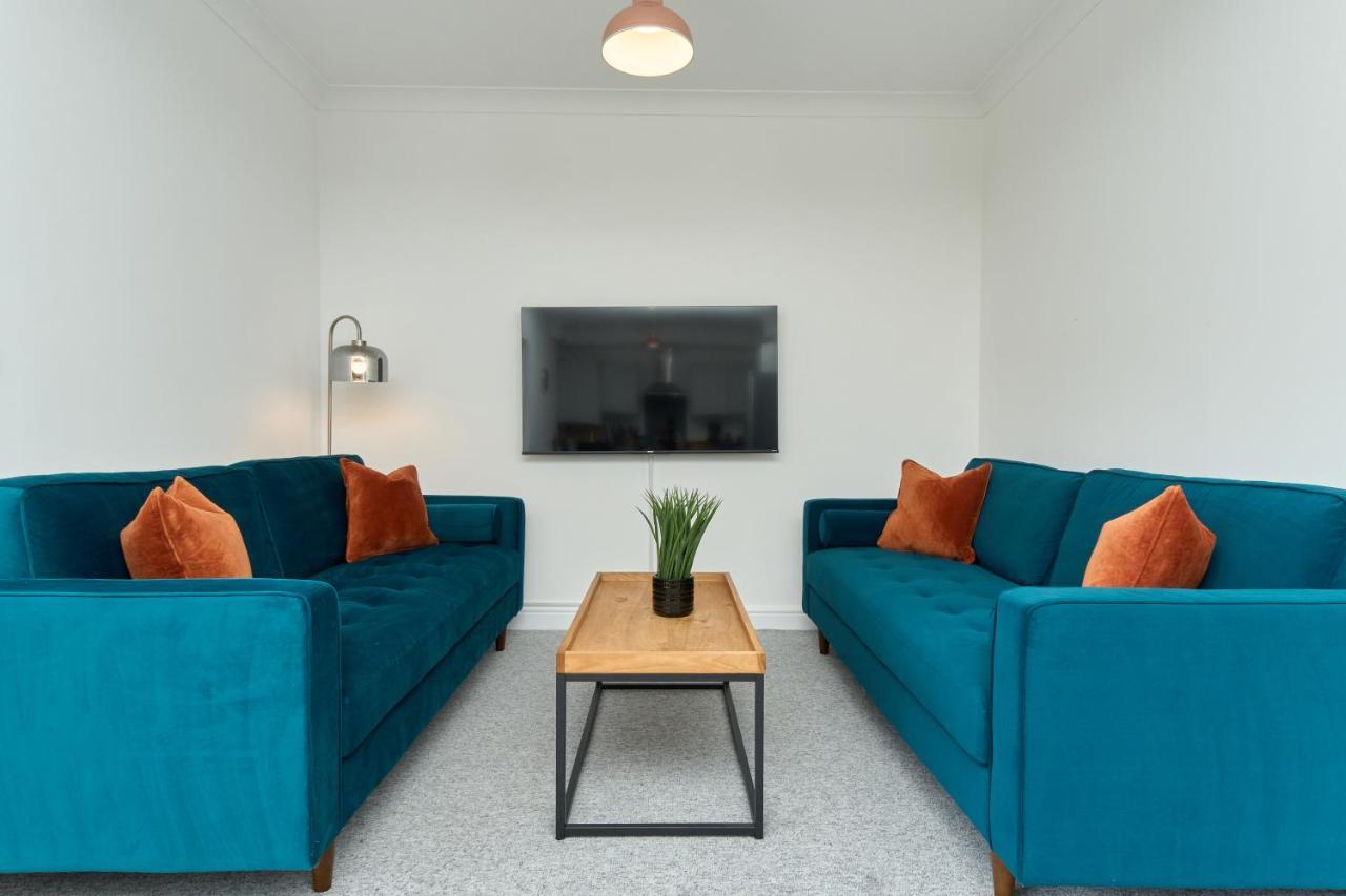 Beautiful 3 Bed Apartment In Bonchurch - Nr Ventnor - Large Outside Terrace & Parking - Dog Friendly - The Perfect Choice For Couples, Friends, Families - 5 Mins To Beach Buitenkant foto