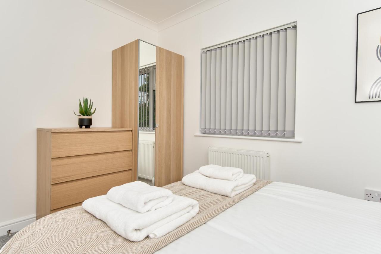 Beautiful 3 Bed Apartment In Bonchurch - Nr Ventnor - Large Outside Terrace & Parking - Dog Friendly - The Perfect Choice For Couples, Friends, Families - 5 Mins To Beach Buitenkant foto