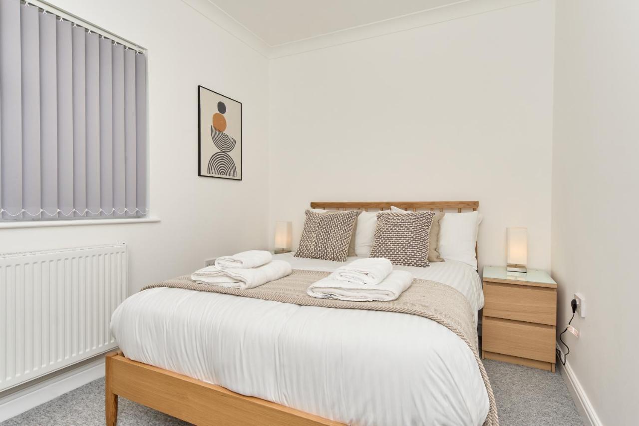 Beautiful 3 Bed Apartment In Bonchurch - Nr Ventnor - Large Outside Terrace & Parking - Dog Friendly - The Perfect Choice For Couples, Friends, Families - 5 Mins To Beach Buitenkant foto