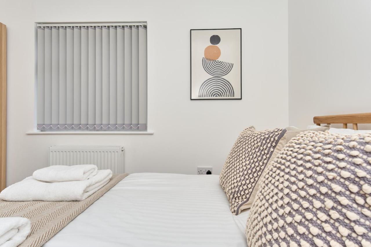 Beautiful 3 Bed Apartment In Bonchurch - Nr Ventnor - Large Outside Terrace & Parking - Dog Friendly - The Perfect Choice For Couples, Friends, Families - 5 Mins To Beach Buitenkant foto
