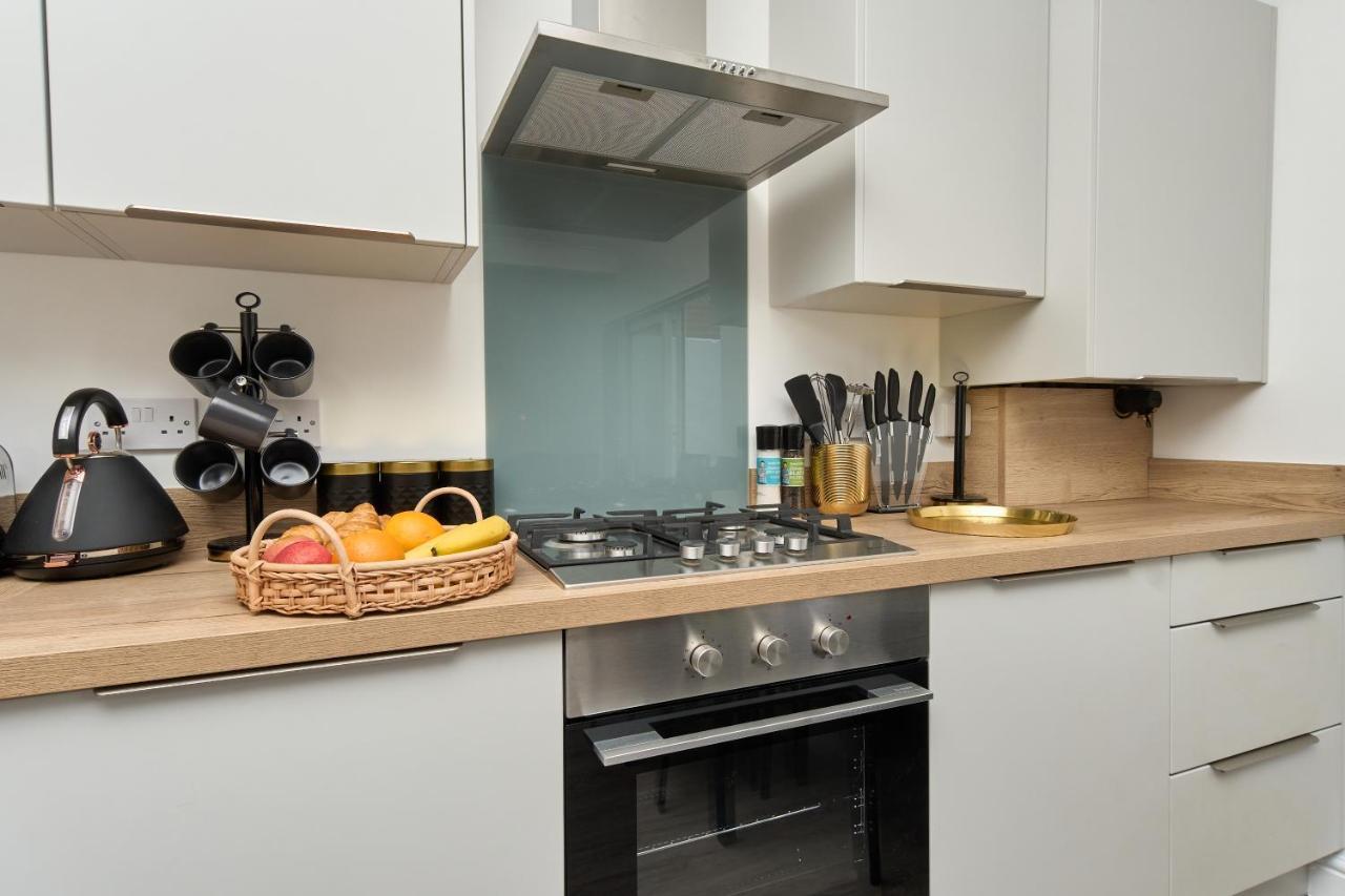 Beautiful 3 Bed Apartment In Bonchurch - Nr Ventnor - Large Outside Terrace & Parking - Dog Friendly - The Perfect Choice For Couples, Friends, Families - 5 Mins To Beach Buitenkant foto