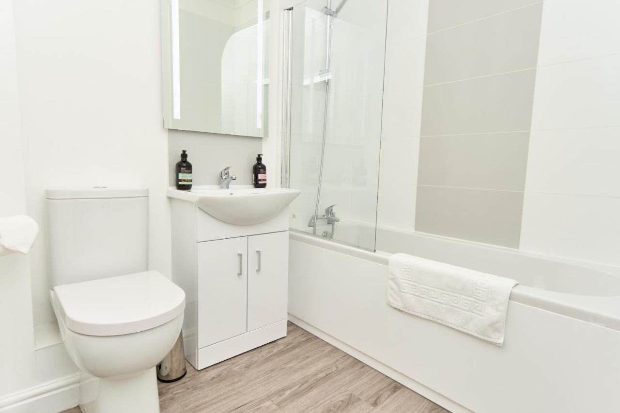 Beautiful 3 Bed Apartment In Bonchurch - Nr Ventnor - Large Outside Terrace & Parking - Dog Friendly - The Perfect Choice For Couples, Friends, Families - 5 Mins To Beach Buitenkant foto