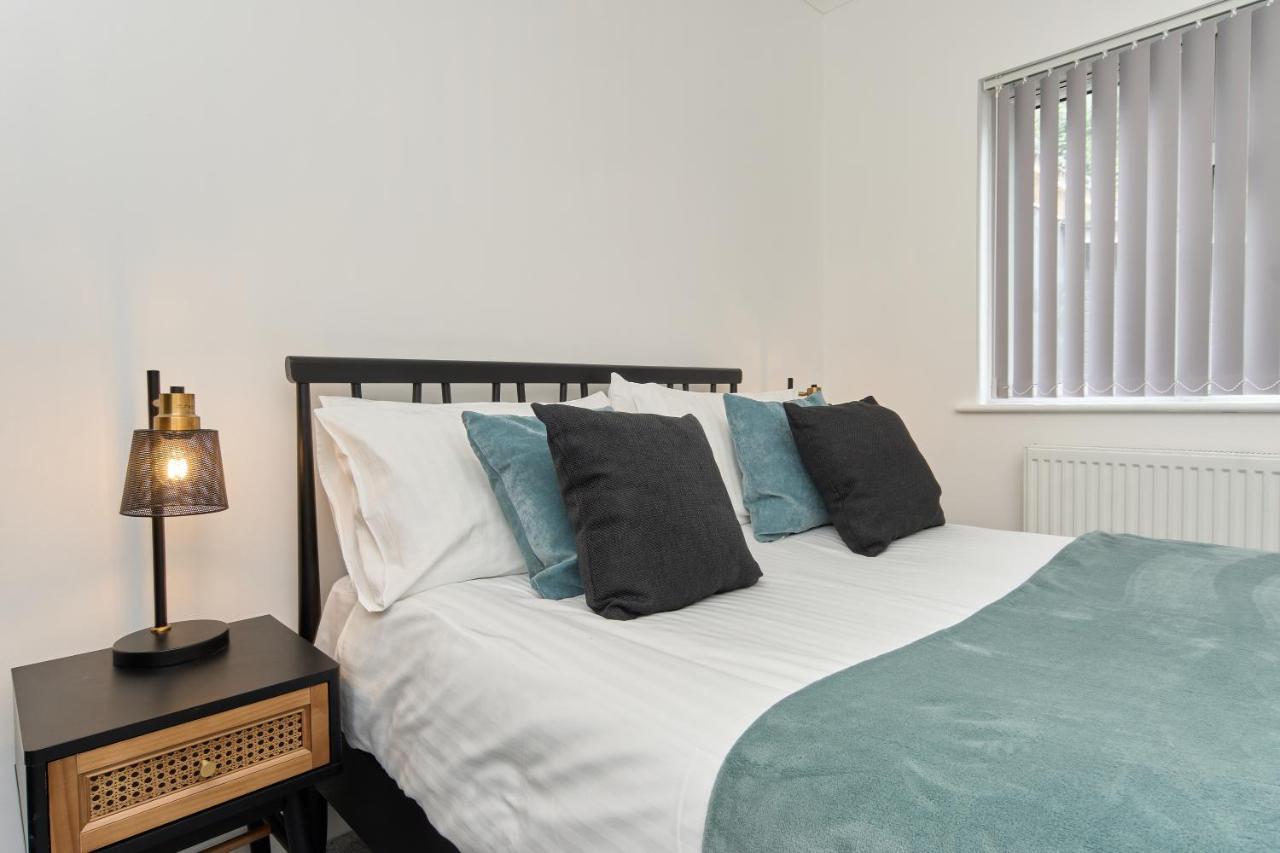 Beautiful 3 Bed Apartment In Bonchurch - Nr Ventnor - Large Outside Terrace & Parking - Dog Friendly - The Perfect Choice For Couples, Friends, Families - 5 Mins To Beach Buitenkant foto