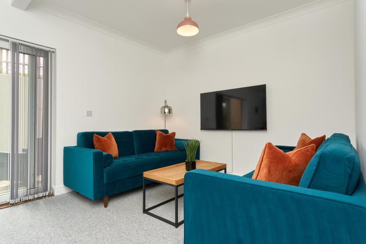 Beautiful 3 Bed Apartment In Bonchurch - Nr Ventnor - Large Outside Terrace & Parking - Dog Friendly - The Perfect Choice For Couples, Friends, Families - 5 Mins To Beach Buitenkant foto