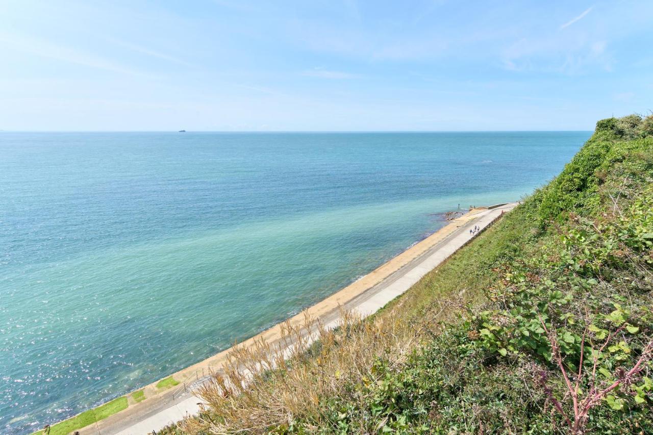Beautiful 3 Bed Apartment In Bonchurch - Nr Ventnor - Large Outside Terrace & Parking - Dog Friendly - The Perfect Choice For Couples, Friends, Families - 5 Mins To Beach Buitenkant foto