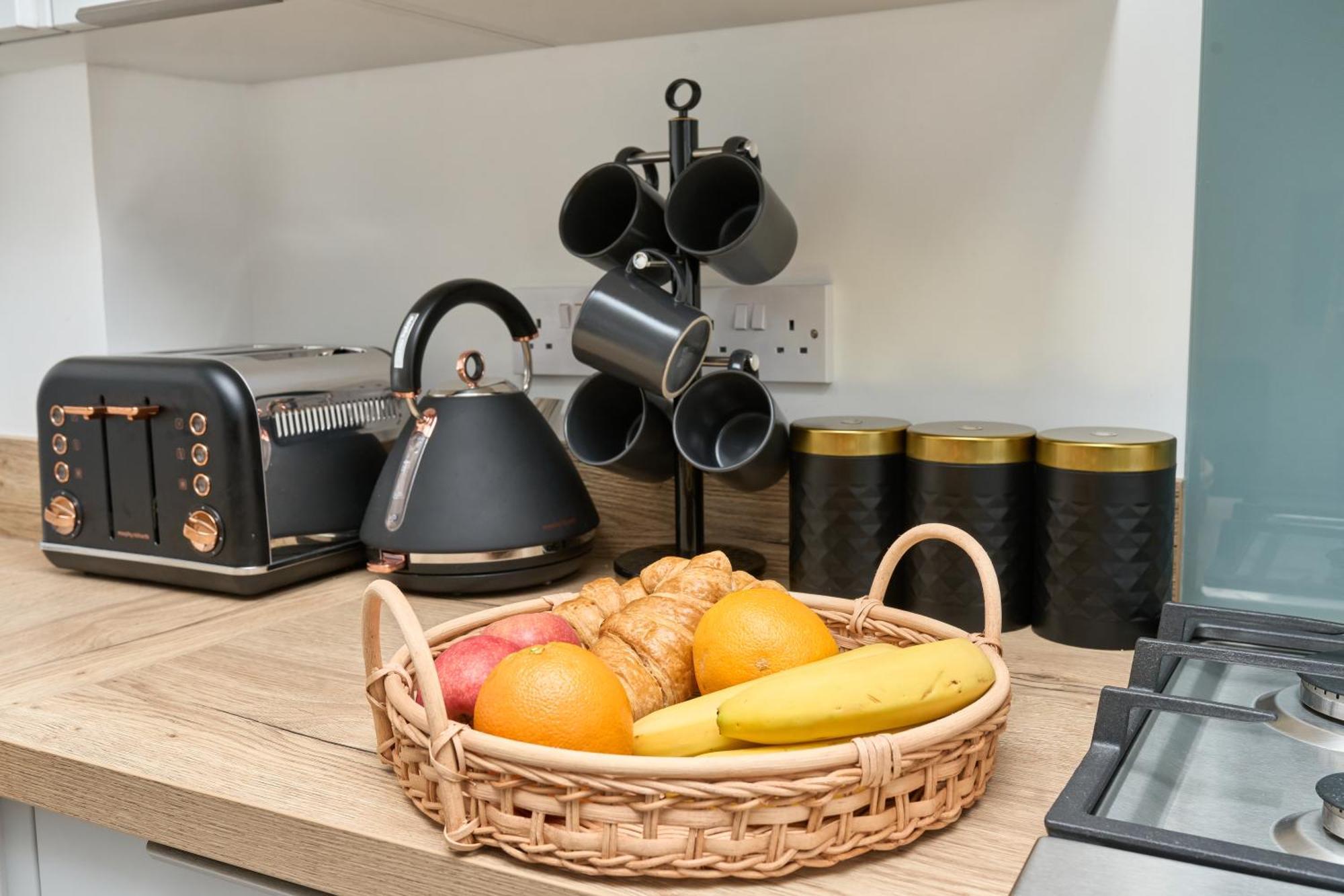 Beautiful 3 Bed Apartment In Bonchurch - Nr Ventnor - Large Outside Terrace & Parking - Dog Friendly - The Perfect Choice For Couples, Friends, Families - 5 Mins To Beach Buitenkant foto