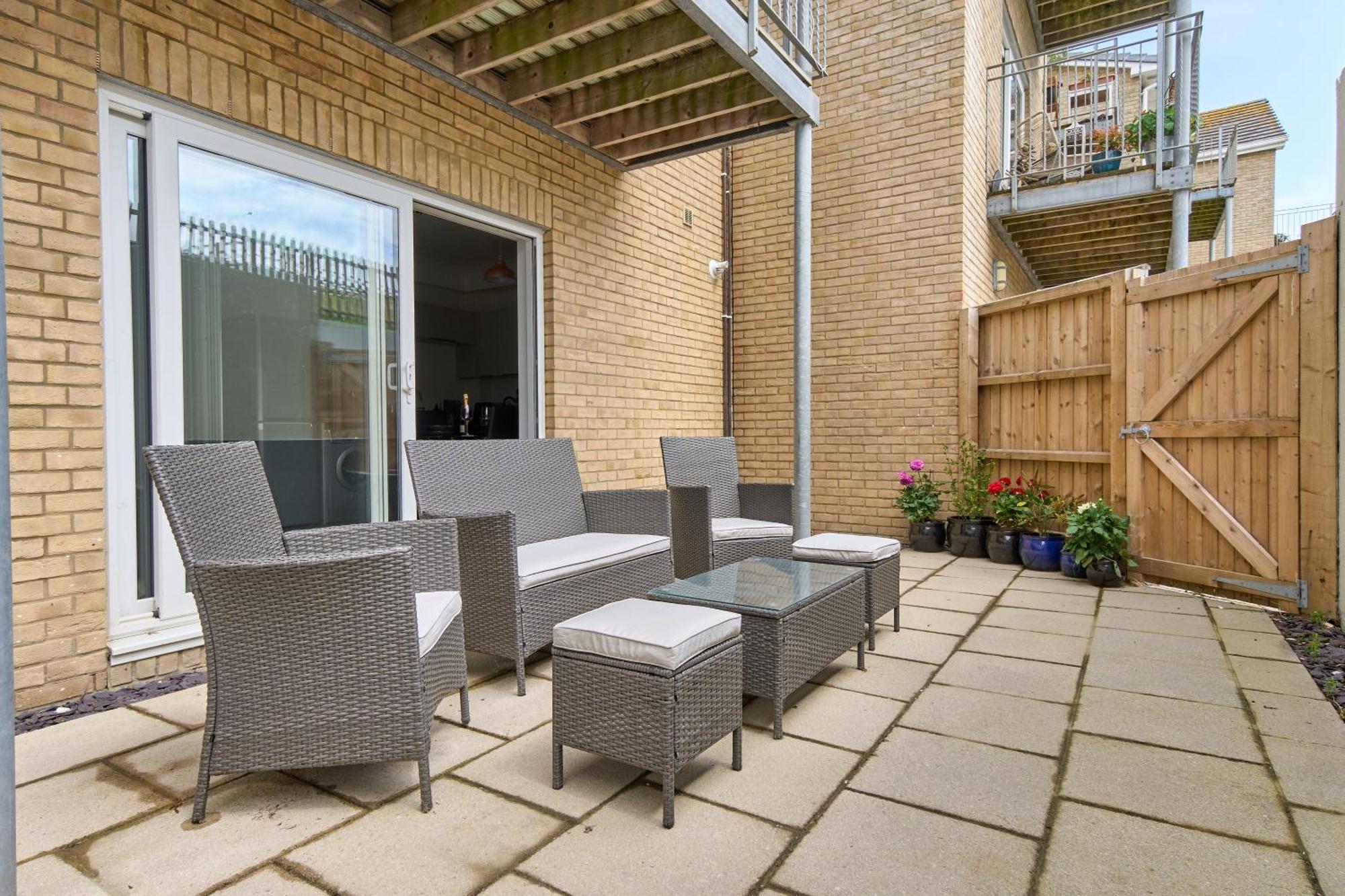 Beautiful 3 Bed Apartment In Bonchurch - Nr Ventnor - Large Outside Terrace & Parking - Dog Friendly - The Perfect Choice For Couples, Friends, Families - 5 Mins To Beach Buitenkant foto